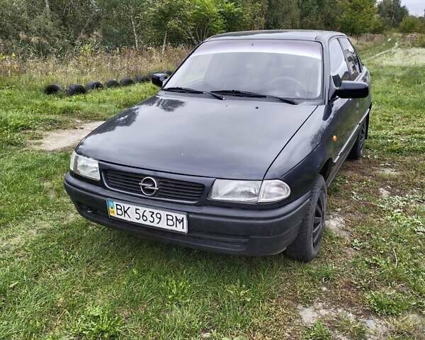 Черный Опель Астра, объемом двигателя 1.4 л и пробегом 270 тыс. км за 1750 $, фото 1 на Automoto.ua