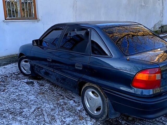 Черный Опель Астра, объемом двигателя 1.8 л и пробегом 200 тыс. км за 1700 $, фото 1 на Automoto.ua