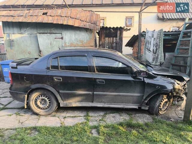 Черный Опель Астра, объемом двигателя 1.4 л и пробегом 200 тыс. км за 800 $, фото 1 на Automoto.ua