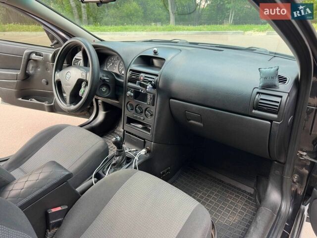 Черный Опель Астра, объемом двигателя 1.4 л и пробегом 146 тыс. км за 3900 $, фото 1 на Automoto.ua