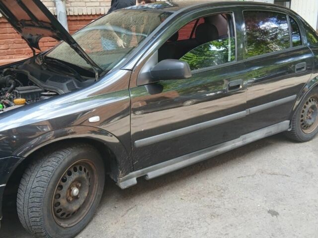 Черный Опель Астра, объемом двигателя 1.4 л и пробегом 300 тыс. км за 2500 $, фото 1 на Automoto.ua