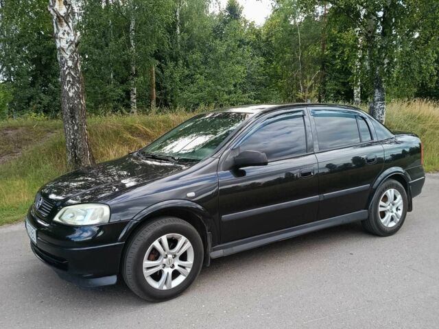 Черный Опель Астра, объемом двигателя 1.6 л и пробегом 300 тыс. км за 4000 $, фото 1 на Automoto.ua