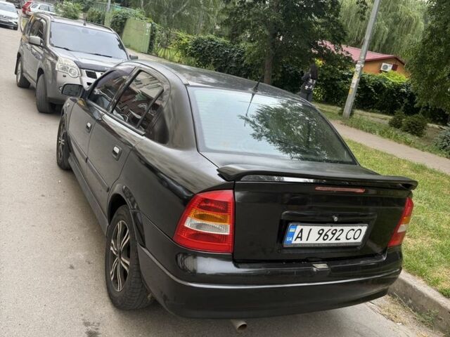 Черный Опель Астра, объемом двигателя 1.6 л и пробегом 300 тыс. км за 2400 $, фото 1 на Automoto.ua