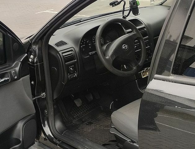 Черный Опель Астра, объемом двигателя 1.6 л и пробегом 315 тыс. км за 3200 $, фото 1 на Automoto.ua