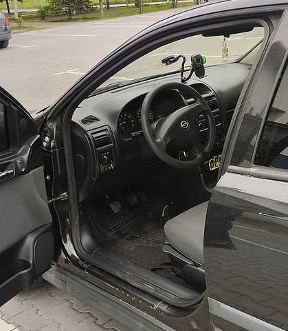 Черный Опель Астра, объемом двигателя 1.6 л и пробегом 315 тыс. км за 3200 $, фото 1 на Automoto.ua