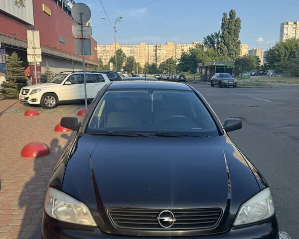 Черный Опель Астра, объемом двигателя 1.6 л и пробегом 300 тыс. км за 3500 $, фото 1 на Automoto.ua