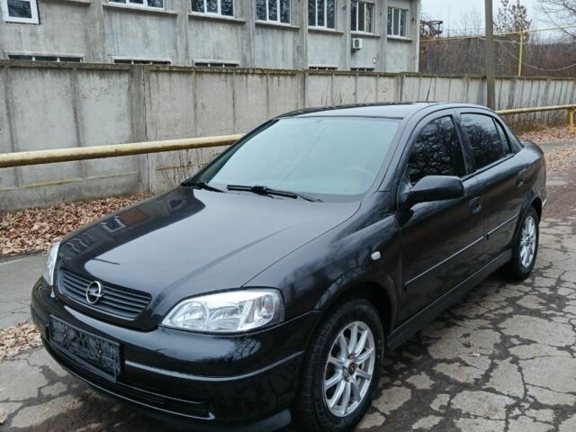 Черный Опель Астра, объемом двигателя 1.4 л и пробегом 175 тыс. км за 148000 $, фото 1 на Automoto.ua