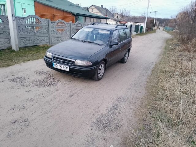 Черный Опель Астра, объемом двигателя 1.4 л и пробегом 330 тыс. км за 1350 $, фото 1 на Automoto.ua