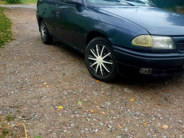 Черный Опель Астра, объемом двигателя 1.6 л и пробегом 211 тыс. км за 1200 $, фото 1 на Automoto.ua