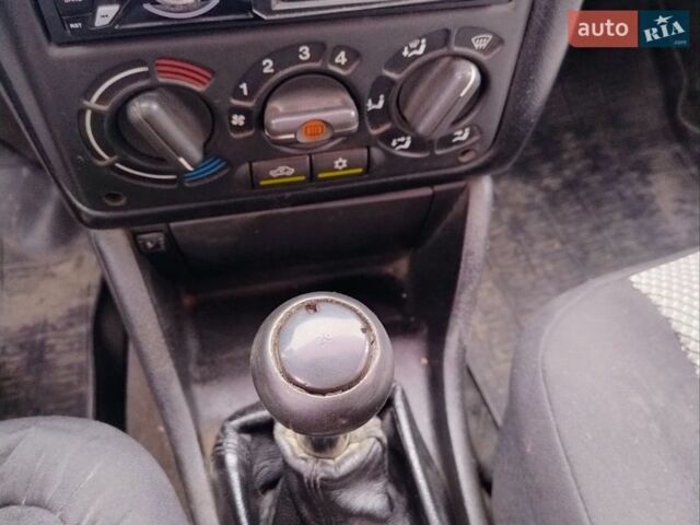 Черный Опель Астра, объемом двигателя 1.6 л и пробегом 320 тыс. км за 1000 $, фото 1 на Automoto.ua