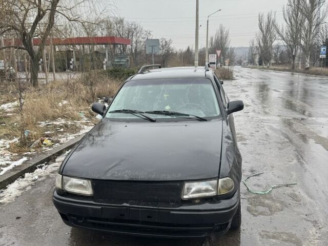 Черный Опель Астра, объемом двигателя 1.6 л и пробегом 300 тыс. км за 1000 $, фото 1 на Automoto.ua