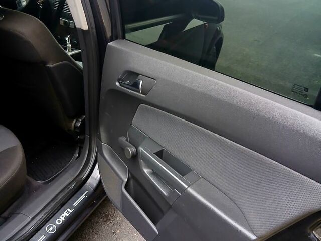 Черный Опель Астра, объемом двигателя 1.7 л и пробегом 0 тыс. км за 5000 $, фото 1 на Automoto.ua