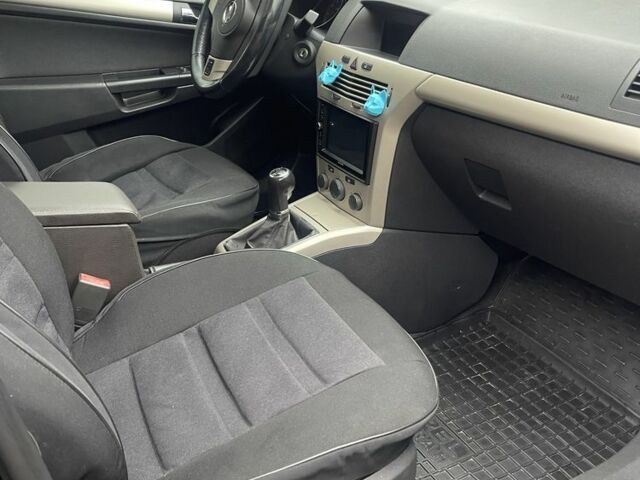 Черный Опель Астра, объемом двигателя 1.6 л и пробегом 245 тыс. км за 5300 $, фото 1 на Automoto.ua