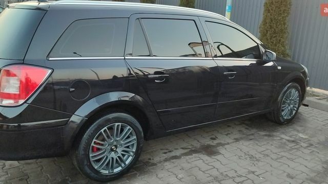 Черный Опель Астра, объемом двигателя 1.7 л и пробегом 262 тыс. км за 5900 $, фото 1 на Automoto.ua