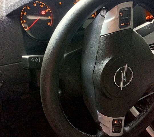 Черный Опель Астра, объемом двигателя 1.4 л и пробегом 260 тыс. км за 5300 $, фото 1 на Automoto.ua
