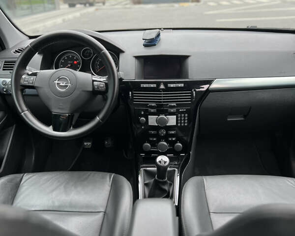 Черный Опель Астра, объемом двигателя 1.6 л и пробегом 250 тыс. км за 5600 $, фото 1 на Automoto.ua