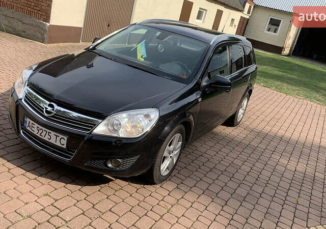 Черный Опель Астра, объемом двигателя 1.7 л и пробегом 240 тыс. км за 5600 $, фото 1 на Automoto.ua