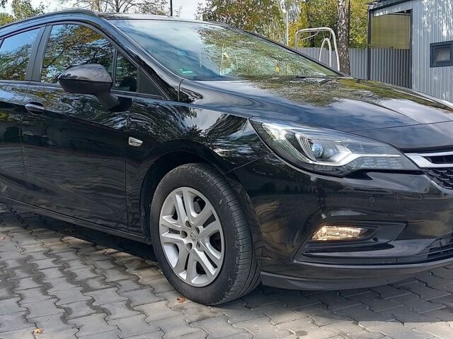 Черный Опель Астра, объемом двигателя 1.6 л и пробегом 240 тыс. км за 9000 $, фото 1 на Automoto.ua