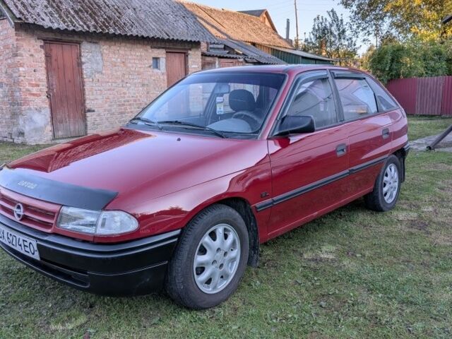 Красный Опель Астра, объемом двигателя 1.6 л и пробегом 266 тыс. км за 1500 $, фото 1 на Automoto.ua