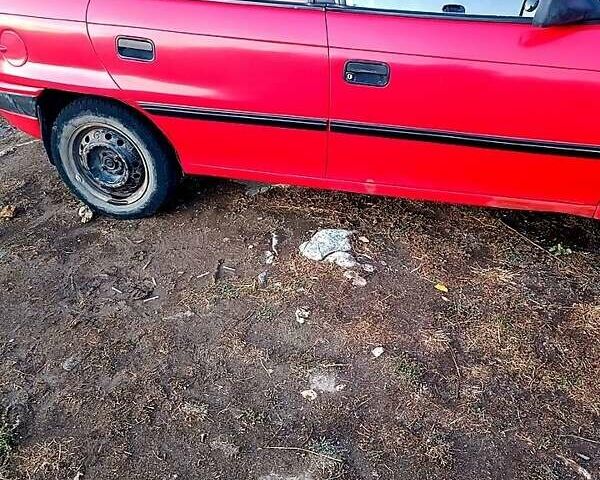 Красный Опель Астра, объемом двигателя 1.6 л и пробегом 215 тыс. км за 2000 $, фото 1 на Automoto.ua