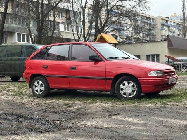 Красный Опель Астра, объемом двигателя 1.4 л и пробегом 300 тыс. км за 999 $, фото 1 на Automoto.ua