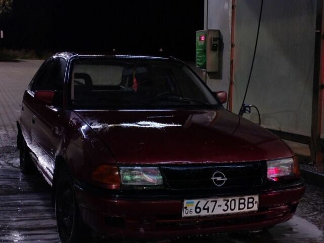 Красный Опель Астра, объемом двигателя 1.6 л и пробегом 317 тыс. км за 1100 $, фото 1 на Automoto.ua