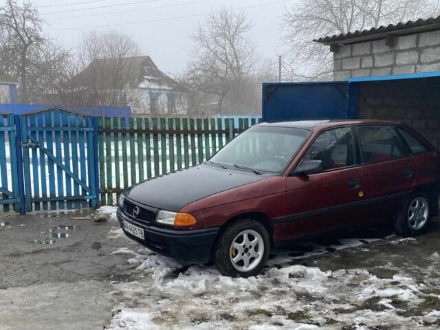Красный Опель Астра, объемом двигателя 1.6 л и пробегом 256 тыс. км за 1200 $, фото 1 на Automoto.ua
