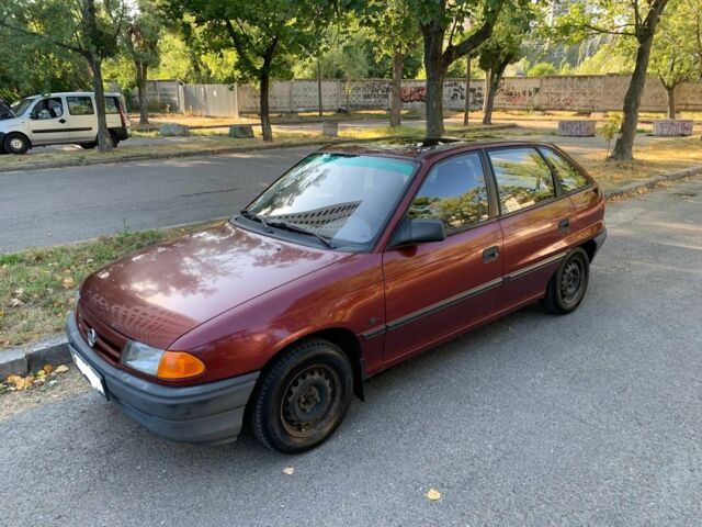 Червоний Опель Астра, об'ємом двигуна 1.6 л та пробігом 211 тис. км за 1700 $, фото 1 на Automoto.ua