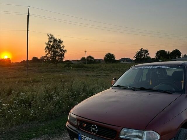 Красный Опель Астра, объемом двигателя 1.6 л и пробегом 200 тыс. км за 1300 $, фото 1 на Automoto.ua