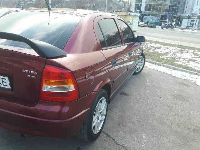 Красный Опель Астра, объемом двигателя 1.6 л и пробегом 181 тыс. км за 4900 $, фото 1 на Automoto.ua