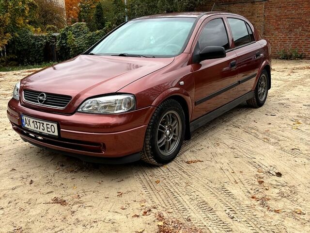 Красный Опель Астра, объемом двигателя 1.4 л и пробегом 250 тыс. км за 2800 $, фото 1 на Automoto.ua
