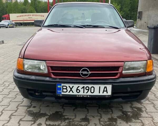 Красный Опель Астра, объемом двигателя 1.4 л и пробегом 369 тыс. км за 1250 $, фото 1 на Automoto.ua