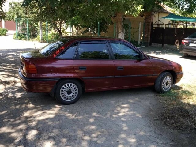 Красный Опель Астра, объемом двигателя 1.6 л и пробегом 335 тыс. км за 2750 $, фото 1 на Automoto.ua