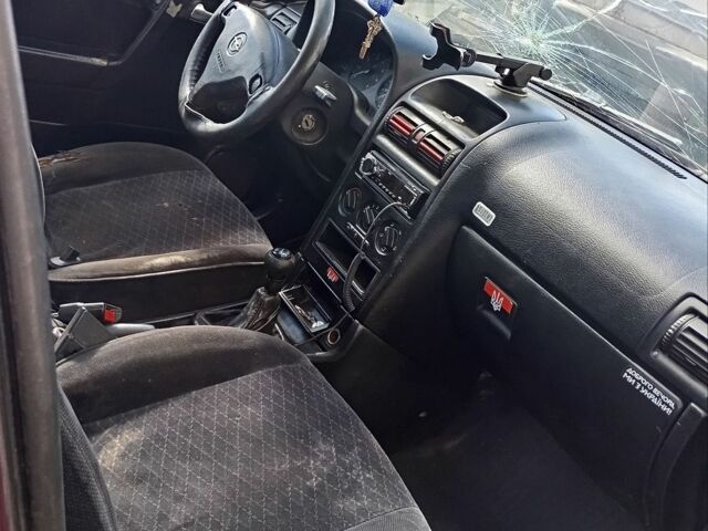 Красный Опель Астра, объемом двигателя 1.6 л и пробегом 245 тыс. км за 1350 $, фото 1 на Automoto.ua