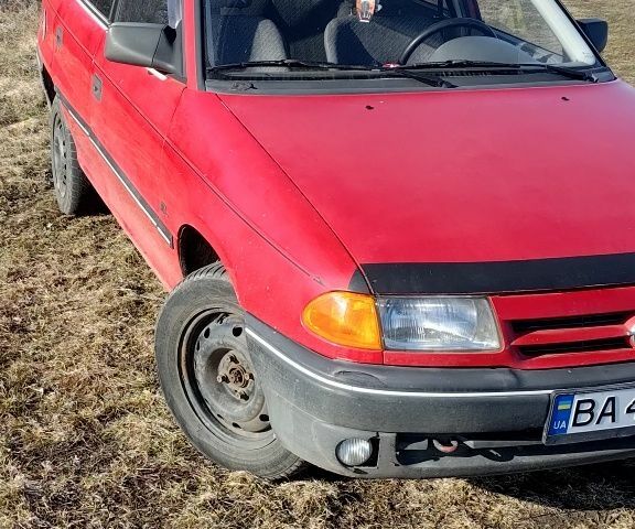 Красный Опель Астра, объемом двигателя 1.4 л и пробегом 250 тыс. км за 1600 $, фото 1 на Automoto.ua