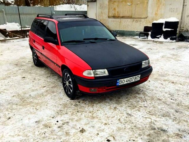 Красный Опель Астра, объемом двигателя 1.6 л и пробегом 330 тыс. км за 1550 $, фото 1 на Automoto.ua