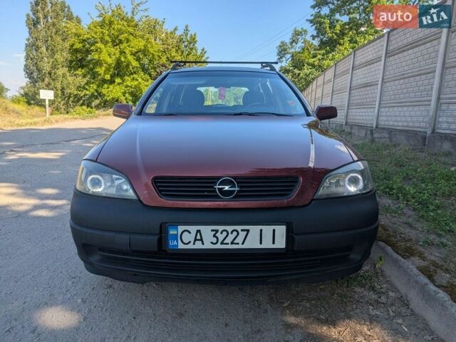 Красный Опель Астра, объемом двигателя 2 л и пробегом 340 тыс. км за 2000 $, фото 1 на Automoto.ua