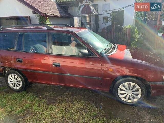 Красный Опель Астра, объемом двигателя 1.6 л и пробегом 391 тыс. км за 2700 $, фото 1 на Automoto.ua