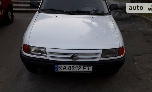 Опель Астра, объемом двигателя 1.8 л и пробегом 300 тыс. км за 1650 $, фото 1 на Automoto.ua