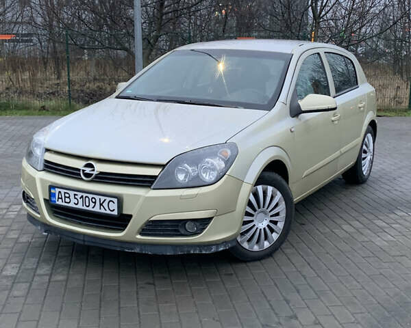 Желтый Опель Астра, объемом двигателя 1.6 л и пробегом 253 тыс. км за 3900 $, фото 1 на Automoto.ua