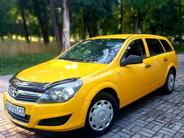 Желтый Опель Астра, объемом двигателя 1.7 л и пробегом 315 тыс. км за 5000 $, фото 1 на Automoto.ua