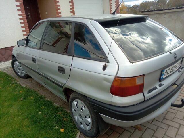 Серый Опель Астра, объемом двигателя 1.6 л и пробегом 350 тыс. км за 900 $, фото 1 на Automoto.ua