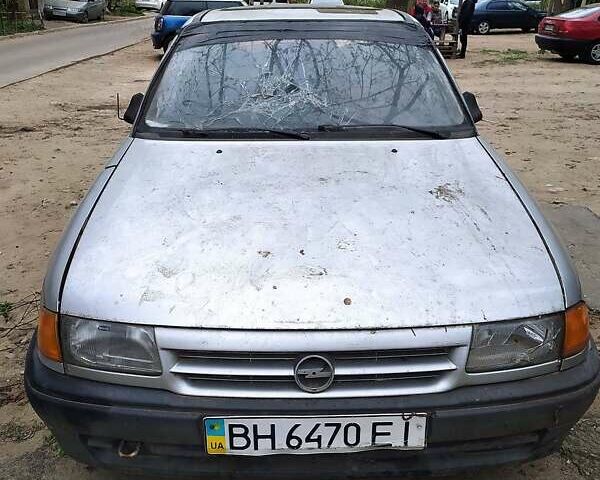 Серый Опель Астра, объемом двигателя 1.6 л и пробегом 380 тыс. км за 500 $, фото 1 на Automoto.ua