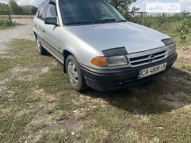 Серый Опель Астра, объемом двигателя 1.4 л и пробегом 320 тыс. км за 1500 $, фото 1 на Automoto.ua