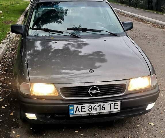 Серый Опель Астра, объемом двигателя 1.4 л и пробегом 280 тыс. км за 1350 $, фото 1 на Automoto.ua
