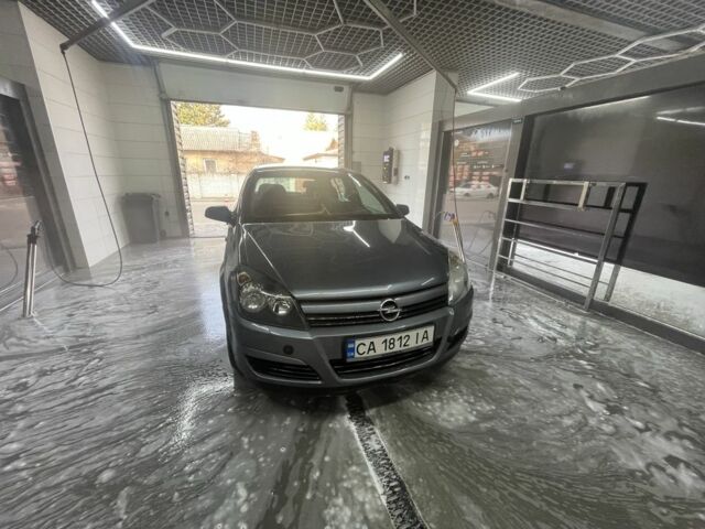 Серый Опель Астра, объемом двигателя 1.6 л и пробегом 240 тыс. км за 4400 $, фото 1 на Automoto.ua