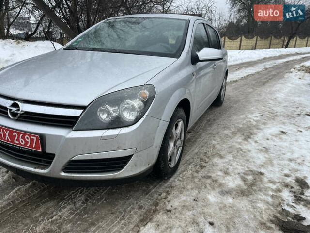 Серый Опель Астра, объемом двигателя 1.8 л и пробегом 216 тыс. км за 5600 $, фото 1 на Automoto.ua