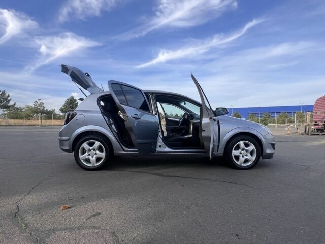 Серый Опель Астра, объемом двигателя 1.6 л и пробегом 258 тыс. км за 4200 $, фото 1 на Automoto.ua