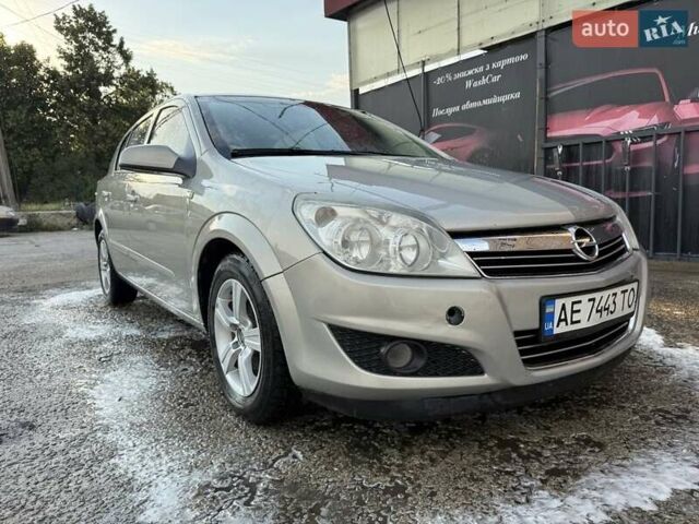 Серый Опель Астра, объемом двигателя 1.6 л и пробегом 260 тыс. км за 4400 $, фото 1 на Automoto.ua