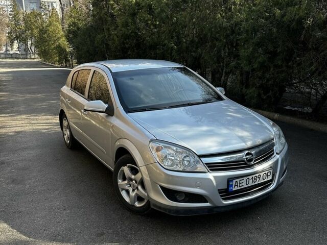 Серый Опель Астра, объемом двигателя 1.6 л и пробегом 240 тыс. км за 3900 $, фото 1 на Automoto.ua